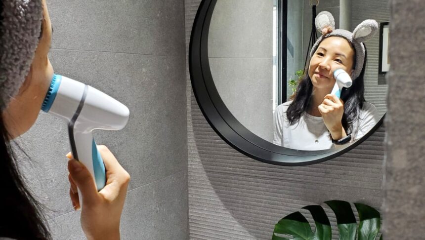 How to clean your face using a cleansing brush